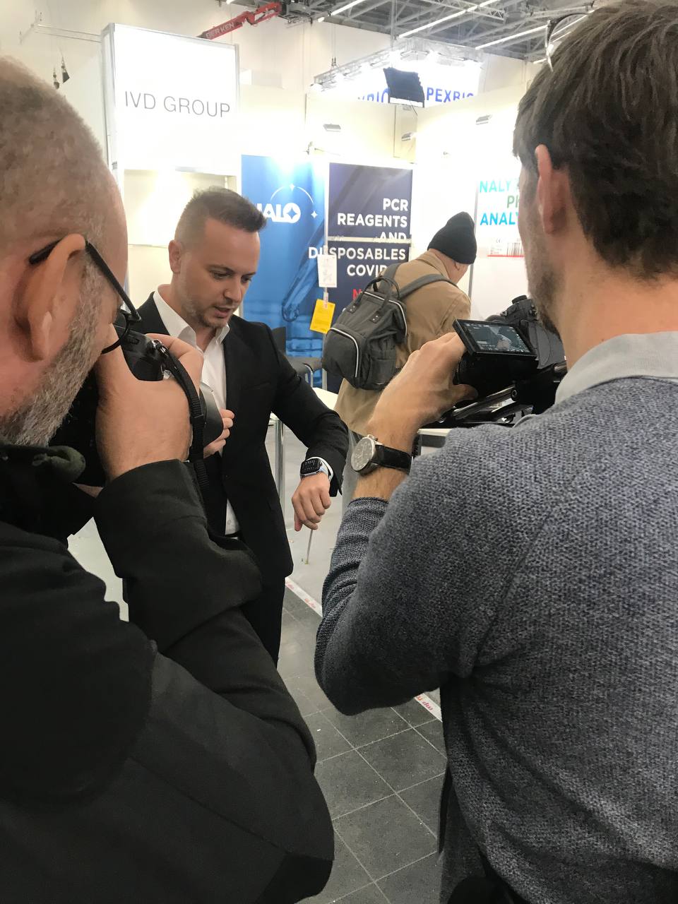 Entrevista en el estand de Samplify en una feria médica