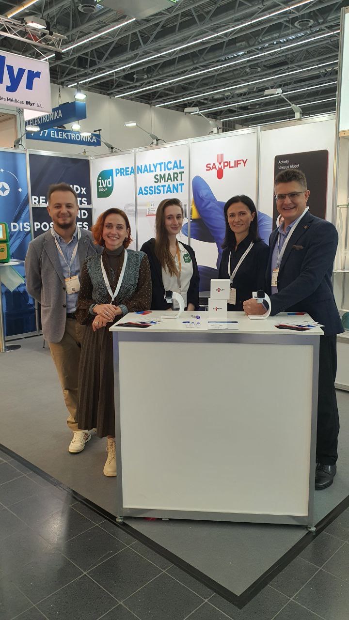 El equipo de Samplify en un estand de feria